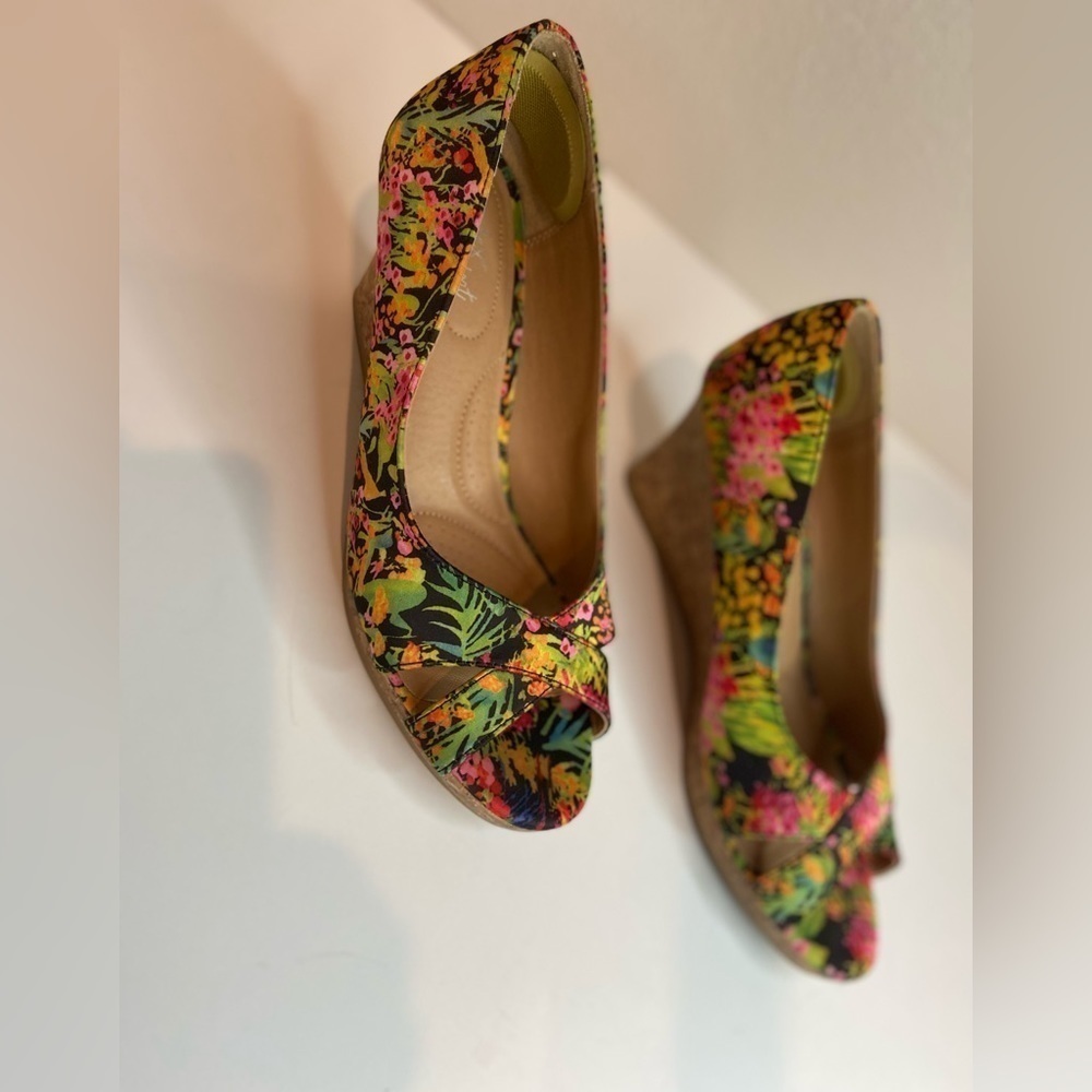 DexFlex Comfort~Vibrant Floral Criss Cross Open Toe Cork Wedge Shoes~Size 8.5 - Picture 5 of 15